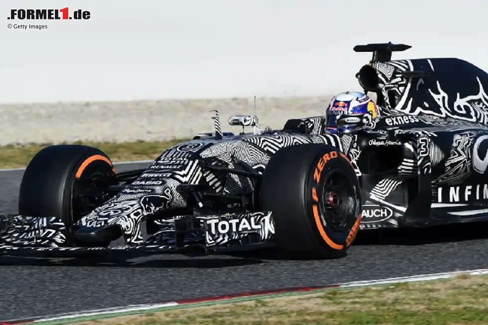 Foto zur News: Daniel Ricciardo im Red Bull RB11 der Saison 2015 mit Tarndesign