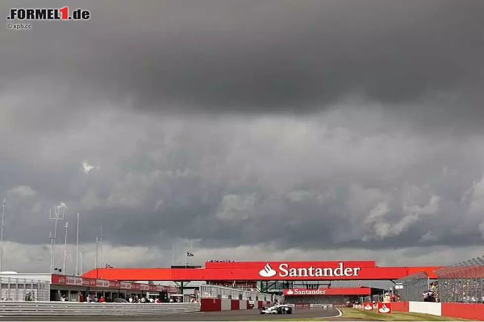 Foto zur News: Dunkle Wolken über Silverstone