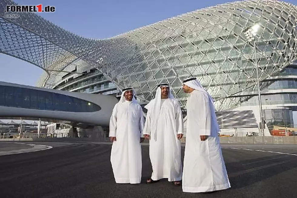 Foto zur News: Scheichs vor dem Yas-Marina-Hotel