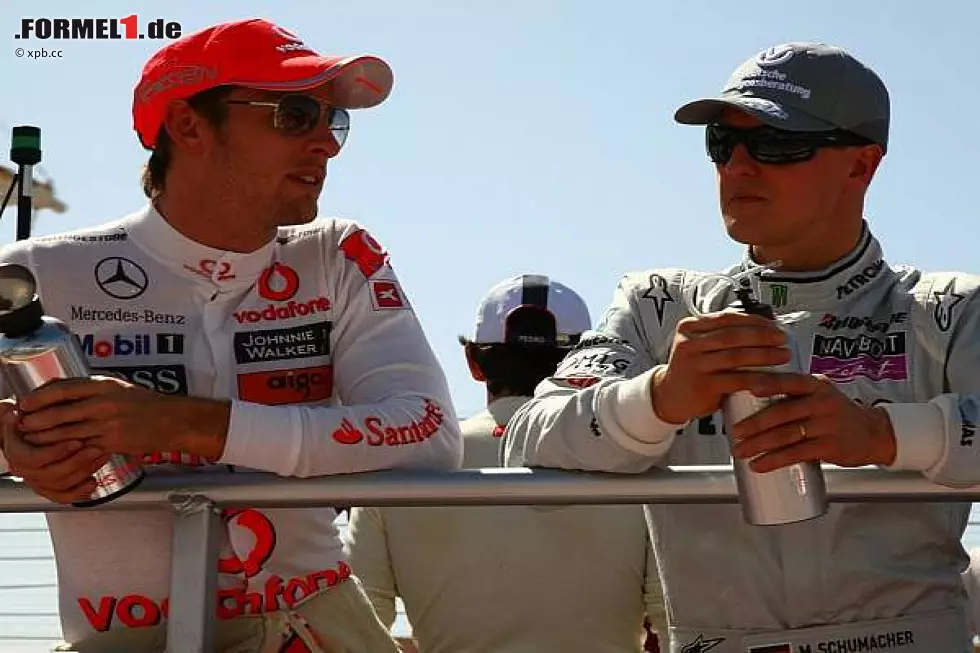 Foto zur News: Jenson Button und Michael Schumacher