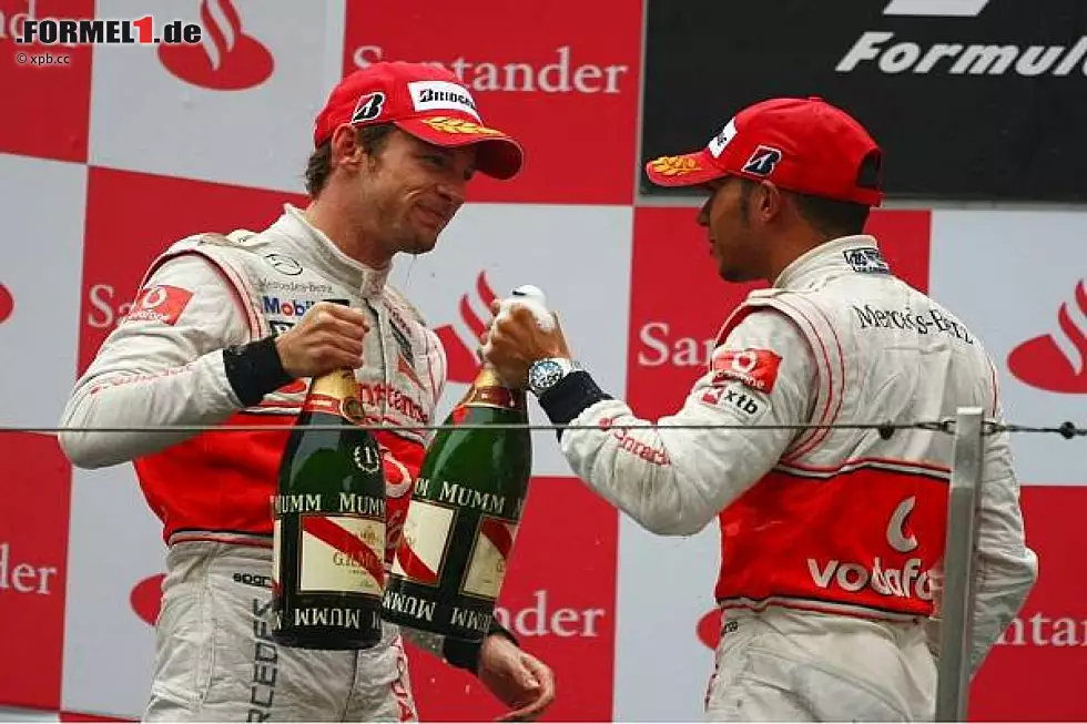 Foto zur News: Jenson Button und Lewis Hamilton
