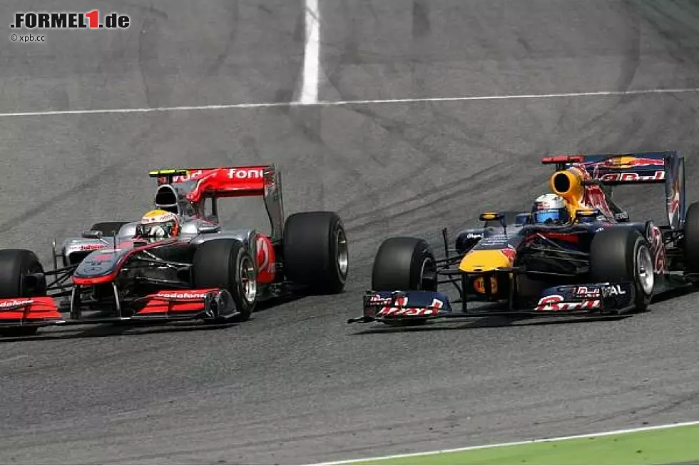 Foto zur News: Lewis Hamilton überholt Sebastian Vettel