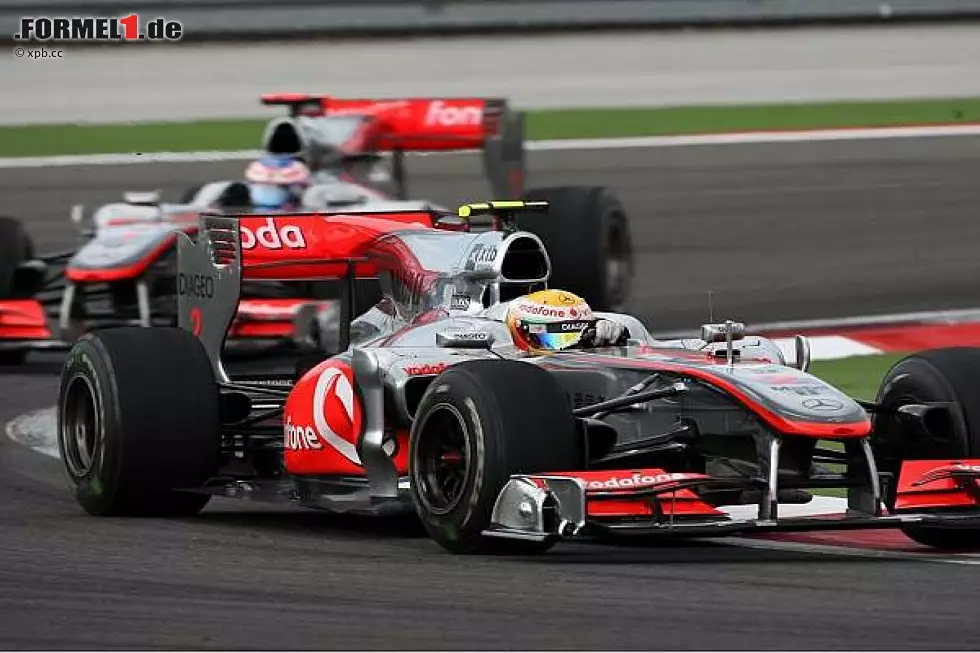 Foto zur News: Lewis Hamilton vor Jenson Button