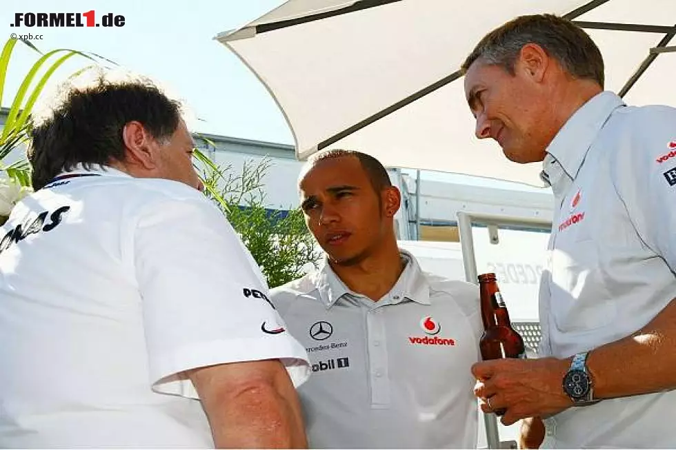 Foto zur News: Norbert Haug, Lewis Hamilton und Martin Whitmarsh