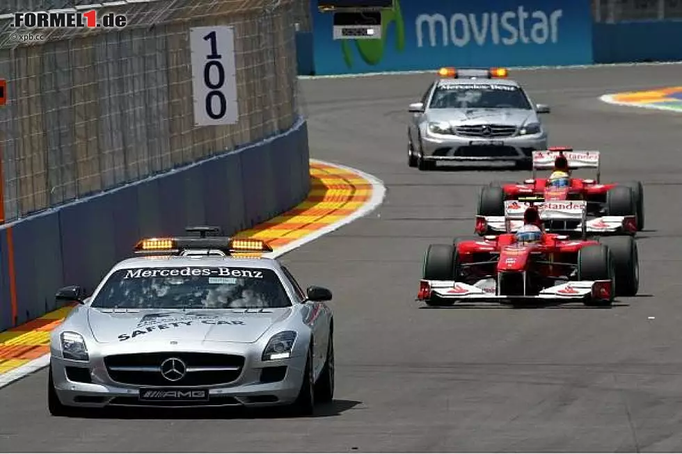 Foto zur News: Fernando Alonso hinter dem Safety-Car