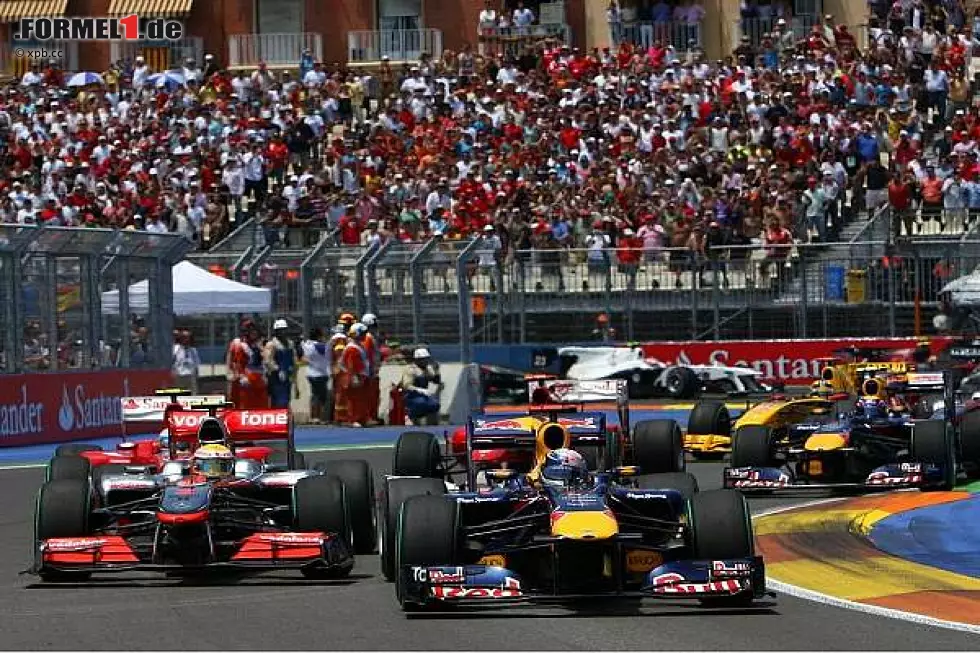 Foto zur News: Sebastian Vettel vor Lewis Hamilton