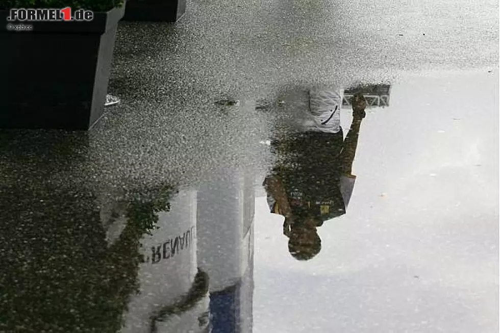 Foto zur News: Vitaly Petrov spiegelt sich im Regen
