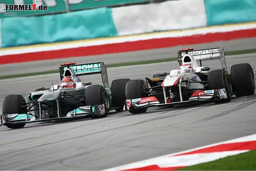 Foto zur News: Michael Schumacher und Kamui Kobayashi