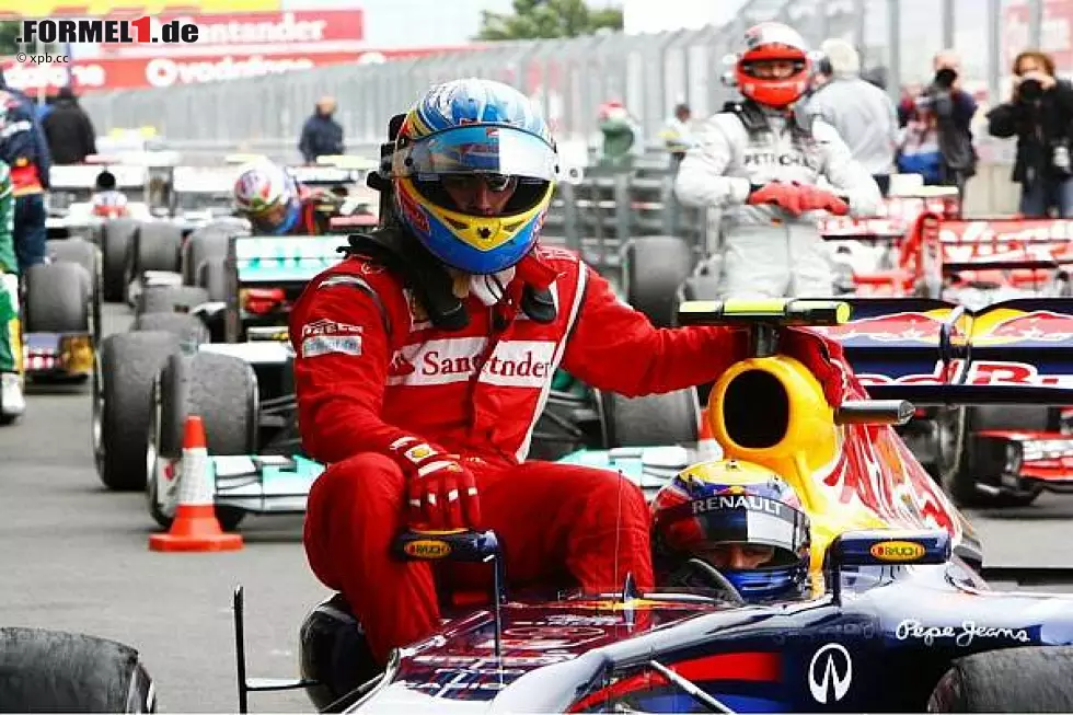 Foto zur News: Mark Webber nimmt Fernando Alonso mit