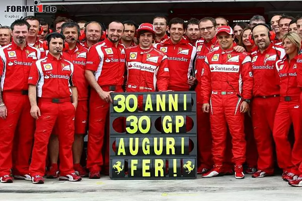 Foto zur News: Fernando Alonso mit dem Ferrari-Team
