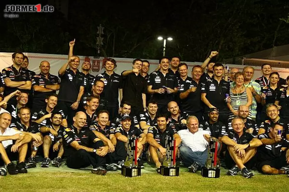 Foto zur News: Mark Webber, Sebastian Vettel, Christian Horner (Teamchef), Adrian Newey (Technischer Direktor)