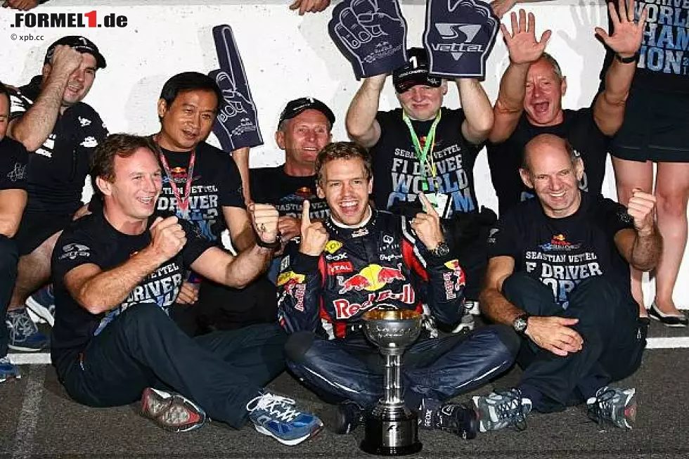 Foto zur News: Adrian Newey (Technischer Direktor), Christian Horner (Teamchef), Sebastian Vettel