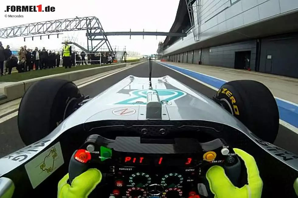 Foto zur News: Mercedes-Cockpit