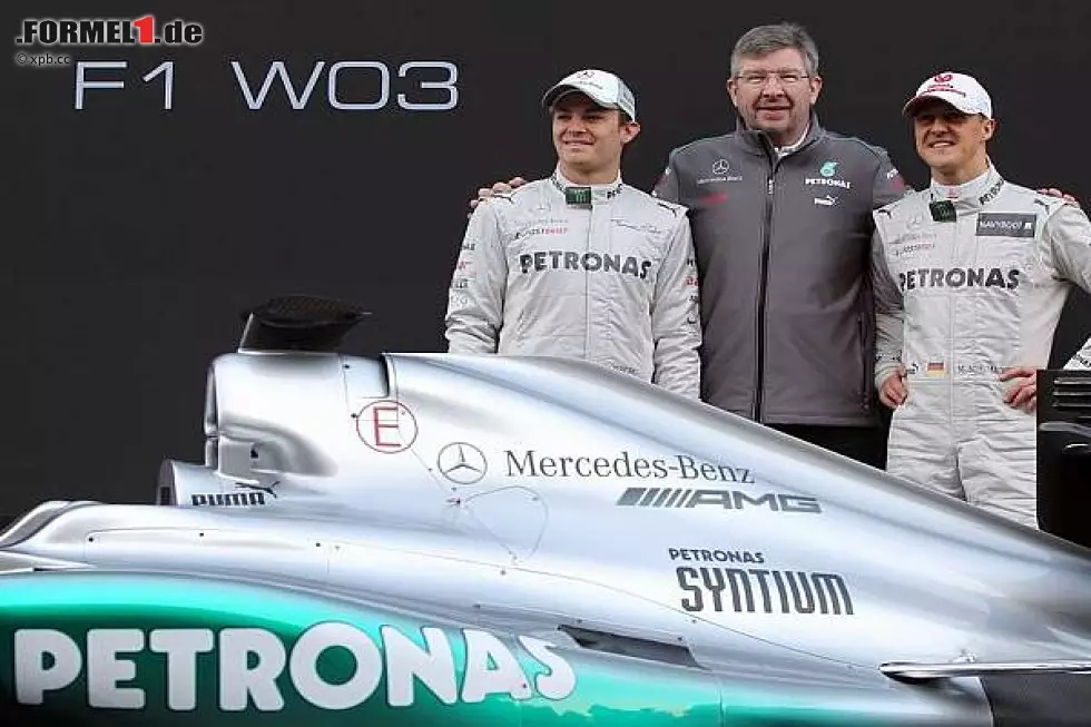 Foto zur News: Nico Rosberg, Ross Brawn (Teamchef), Michael Schumacher