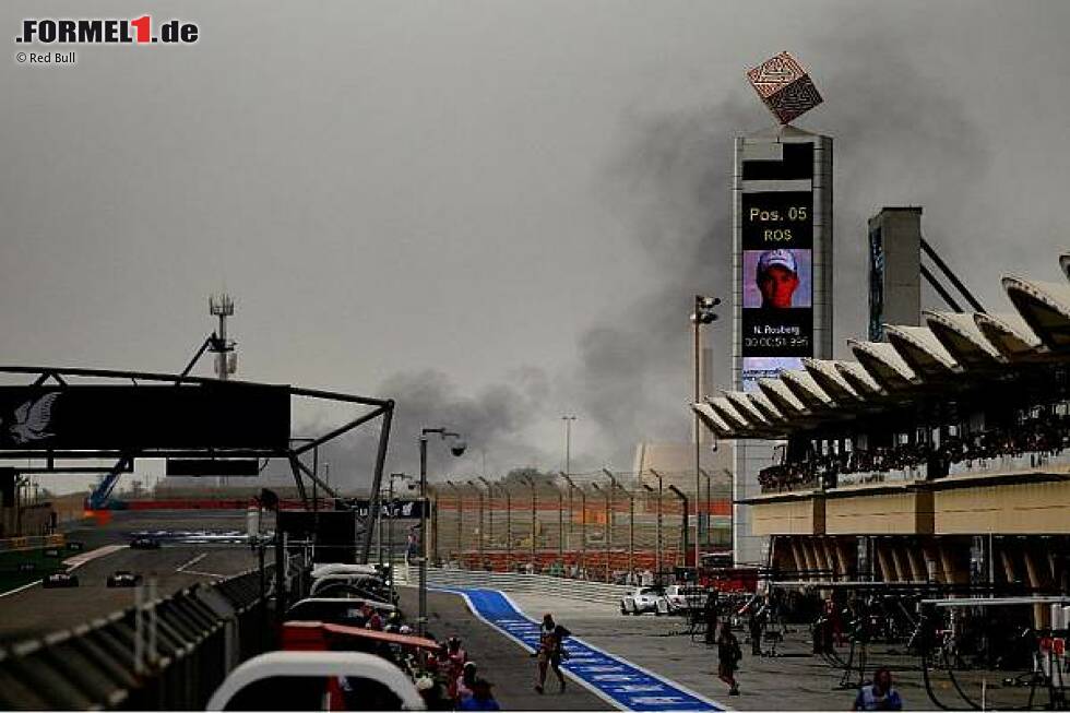 Foto zur News: Rauchwolke hinter dem Bahrain International Circuit