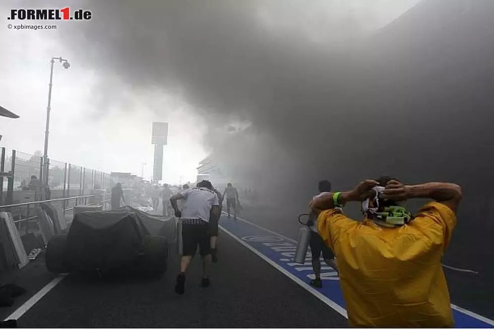 Foto zur News: Feuer in der Williams-Box in Barcelona