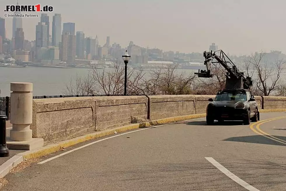Kamera-Fahrzeug vor der Skyline von Manhattan Foto zur News: Kamera-Fahrzeug vor der Skyline von Manhattan