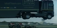 Foto zur Video: Spektakulär: Lotus-Team-Truck springt über F1-Auto