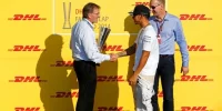 Foto zur Video: Hamilton erhält Fastest-Lap-Trophäe