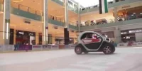 Foto zur Video: Grosjean und Maldonado: Im Twizy durch die Mall
