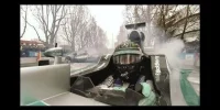 Foto zur Video: Onboard-Donuts mit Lewis und Nico