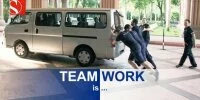 Foto zur Video: Sauber: Wer sein Auto liebt, der schiebt...
