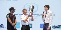 Foto zur Video: Lewis Hamilton und Toto Wolff in Malaysia