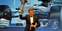 Foto zur Video: Nico Rosberg erhält seinen WM-Pokal