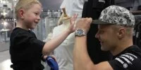 Foto zur Video: Valtteri Bottas überrascht einen Fan