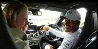 Foto zur Video: Lewis Hamilton spielt Taxifahrer für Fans