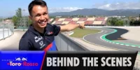 Foto zur Video: Barcelona: Hinter den Kulissen mit Alex Albon